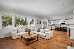 TV, fireplace, foosball, books - Spectacular Hillside Escape w/ Valley Views, Game Room w/ Pool Table and Foosball, Huge Deck / Patio (Beaverton)