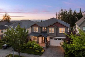 Exterior - Spectacular Hillside Escape w/ Valley Views, Game Room w/ Pool Table and Foosball, Huge Deck / Patio (Beaverton)