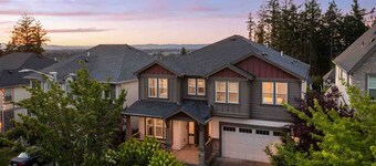 Spectacular Hillside Escape w/ Valley Views, Game Room w/ Pool Table and Foosball, Huge Deck / Patio