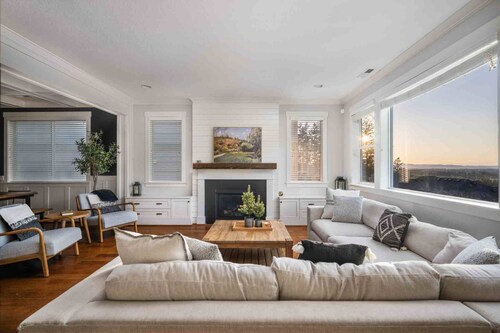 Spectacular Hillside Escape w/ Valley Views, Game Room w/ Pool Table and Foosball, Huge Deck / Patio