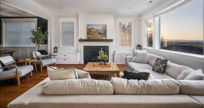 Spectacular Hillside Escape w/ Valley Views, Game Room w/ Pool Table and Foosball, Huge Deck / Patio