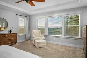 5 bedrooms, desk, travel crib, free WiFi - Spectacular Hillside Escape w/ Valley Views, Game Room w/ Pool Table and Foosball, Huge Deck / Patio (Beaverton)