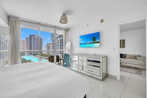 1 bedroom, desk, WiFi