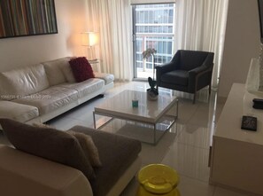 Televisie en een open haard