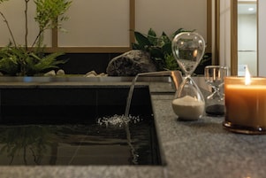 SIGNATURE (A) | Cortinas opacas, wifi gratis, ropa de cama