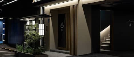 En moderne bygning med skilt for spa, et receptionsområde og en trappe til en etage over.
