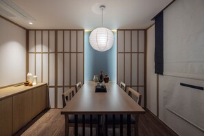 Habitació amb dos llits individuals destacada | Cortines opaques i wifi gratuïta 