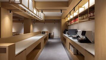 Un café moderno y minimalista con muebles de madera y una zona de estar central.