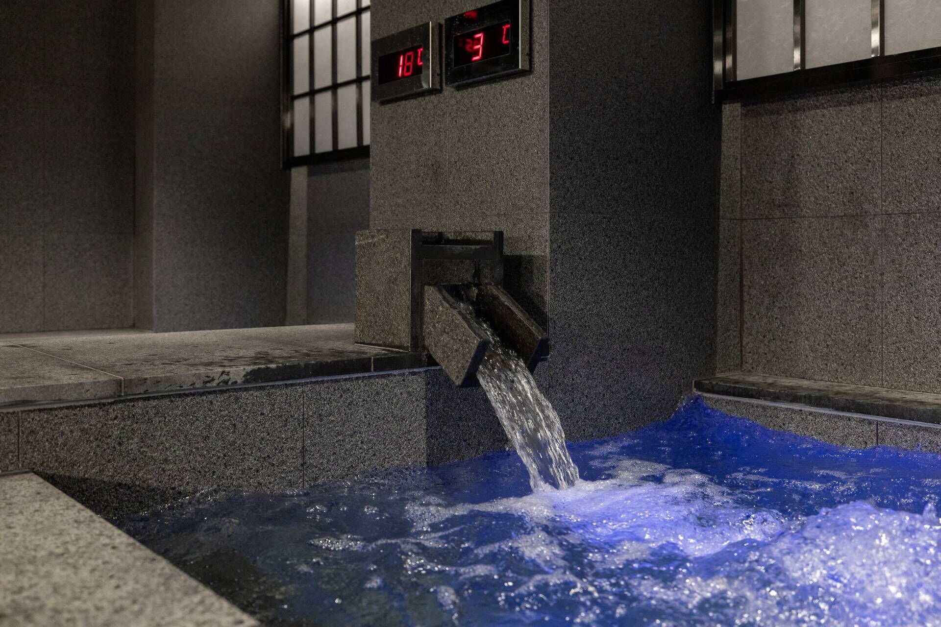 Una fuente con un reloj digital que muestra las 18:33.