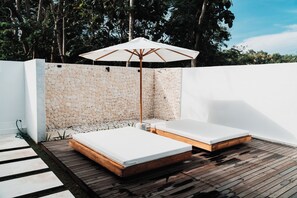 Outdoor pool, pool umbrellas, sun loungers