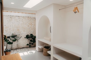 Executive tweepersoonskamer | Badkamer | Een douche, een regendouche, gratis toiletartikelen, een haardroger