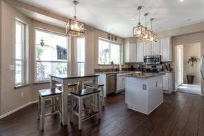 Fridge, microwave, oven, stovetop - Perfect Family Getaway! Waterfront home w/ Kayaks, Private Heated Pool & Spa! Pool table + Free Golf (Glendale)