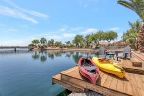 Outdoor dining - Perfect Family Getaway! Waterfront home w/ Kayaks, Private Heated Pool & Spa! Pool table + Free Golf (Glendale)