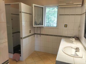 Dusch, bubbelbadkar, hårtork och handdukar