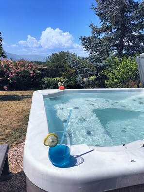 Outdoor spa tub