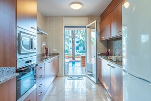 Fridge, microwave, oven, stovetop - Villa in Empuriabrava with Private Pool & Mooring (Empuriabrava)