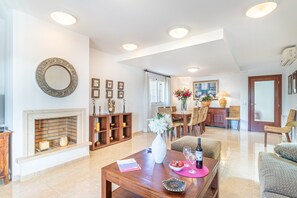 Smart TV, fireplace