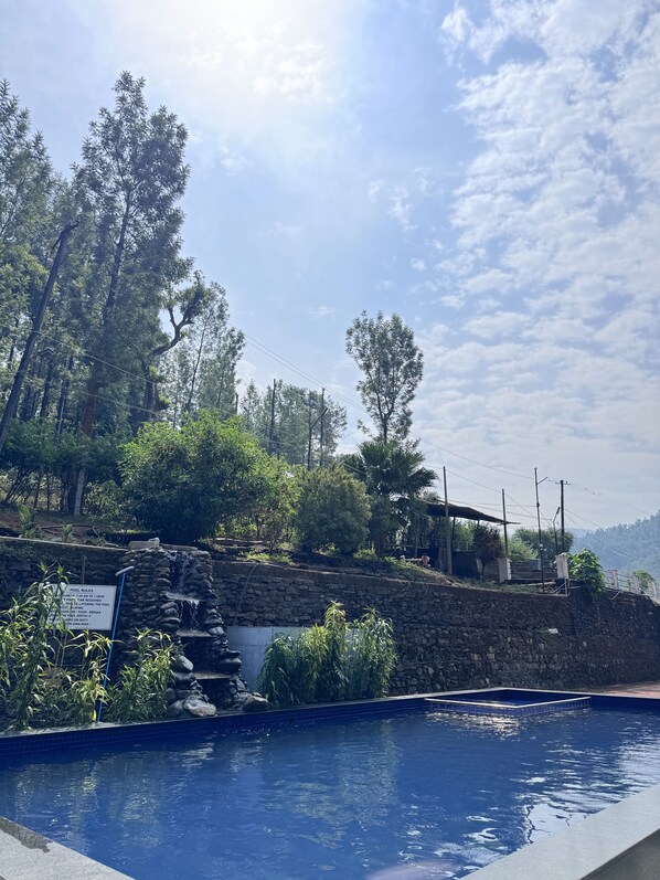 Una piscina al aire libre