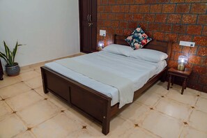 Quarto casal luxo, vista para a montanha | Escrivaninha, espaço de trabalho para notebook