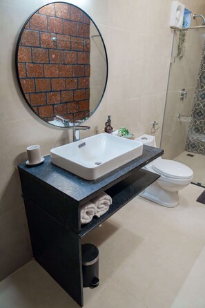 Ducha, artículos de tocador gratuitos, secador de pelo, pantuflas