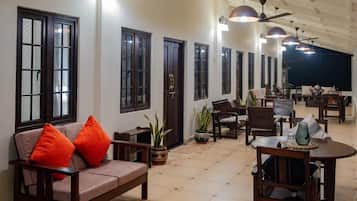 Deluxe Double Room, Mountain View | Living area
