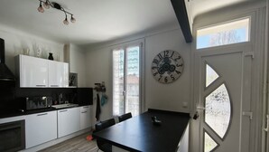 Coffee/tea maker, fridge, microwave, oven