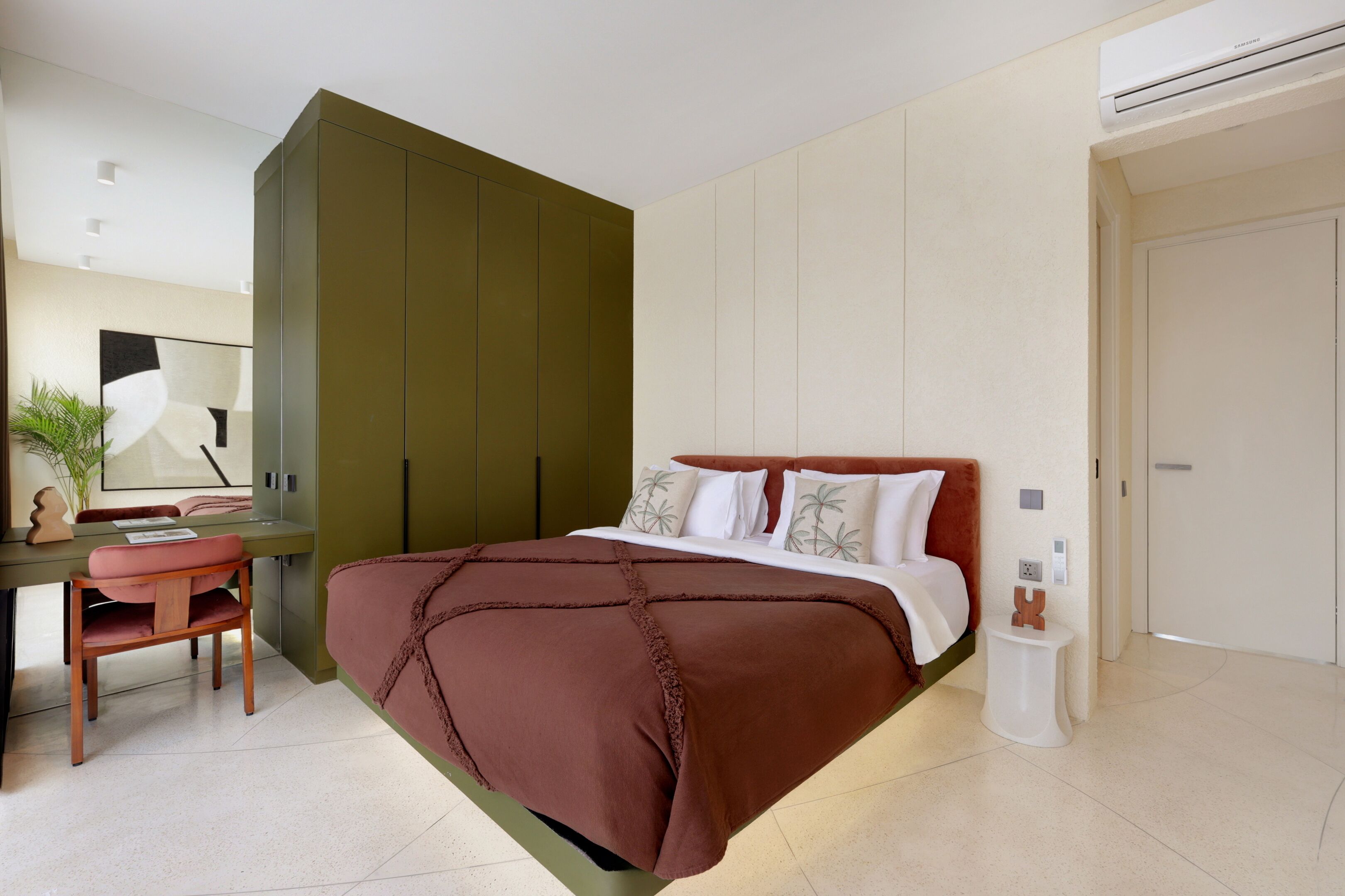 Une chambre moderne avec un grand lit, un bureau et une armoire.