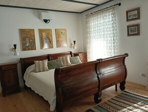 3 bedrooms, in-room safe, desk, travel crib