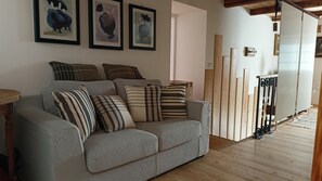 Smart-TV, Bücher, Stereoanlage