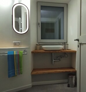 Een douche, een haardroger, een bidet, handdoeken