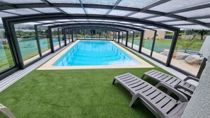 Piscine intérieure, piscine extérieure