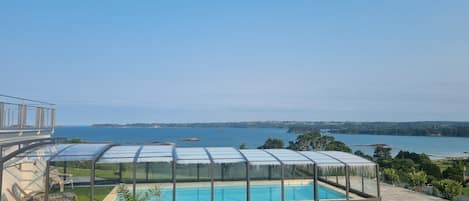 Piscine couverte, piscine extérieure