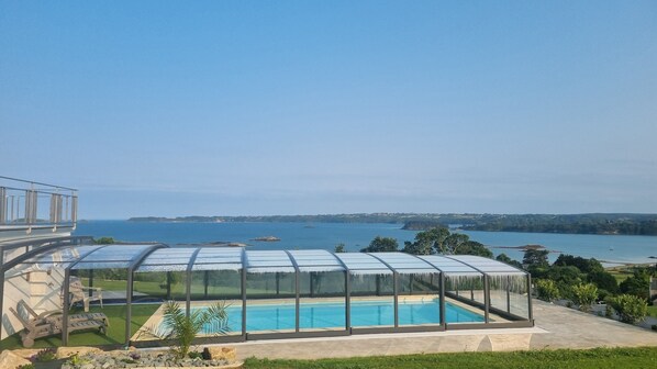 Inomhuspool och utomhuspool