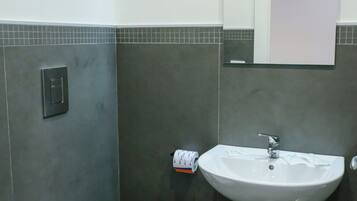 Standard-Doppelzimmer | Badezimmer