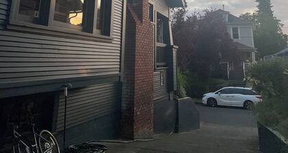 Charming 2-bedroom house with WiFi and AC in delightful Portland