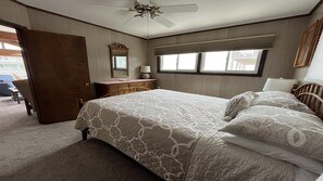 4 bedrooms, iron/ironing board, free WiFi
