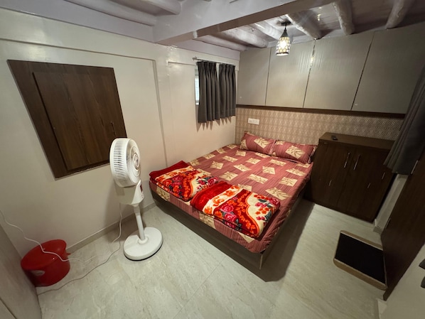 Quarto básico | Wi-Fi de cortesia, roupa de cama