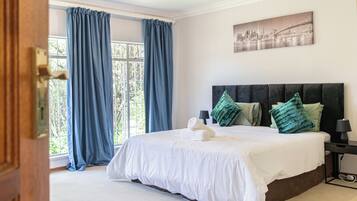 Vil·la familiar, vistes al jardí | Caixa forta a l'habitació, escriptori i planxa i posts de planxar