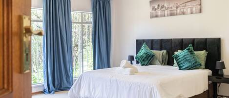 Villa familiar, vistas al jardín | Caja fuerte, escritorio, tabla de planchar con plancha y wifi gratis