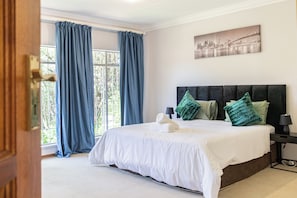 In-room safe, desk, iron/ironing board, free WiFi - Grand Manor  (Muldersdrift)