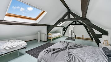 4 bedrooms, iron/ironing board, WiFi, bed sheets