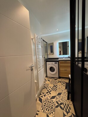 Shower, towels, toilet paper