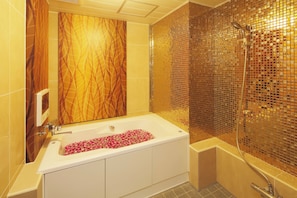 Quarto standard | Banheiro | Banheira e chuveiro separados, secador de cabelo, toalhas de banho