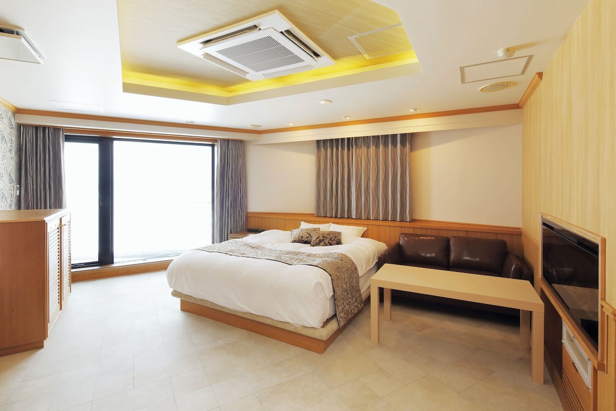 Deluxe Room | Desk, free WiFi