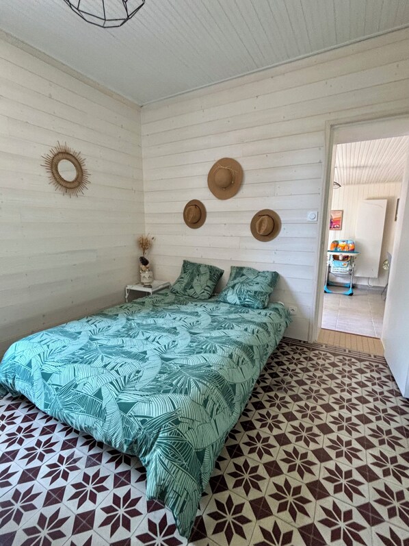 2 bedrooms, iron/ironing board, travel cot