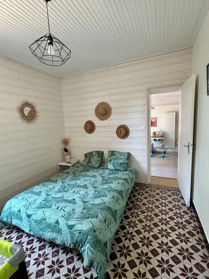2 chambres, fer et planche à repasser, lit de bébé portatif