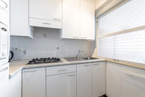 Réfrigérateur, micro-ondes, plaque de cuisson, cafetière/bouilloire