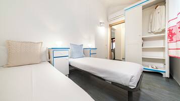 Casa, varanda, vista para o jardim | Cortinas blackout, ferros/tábuas de passar roupa, Wi-Fi de cortesia