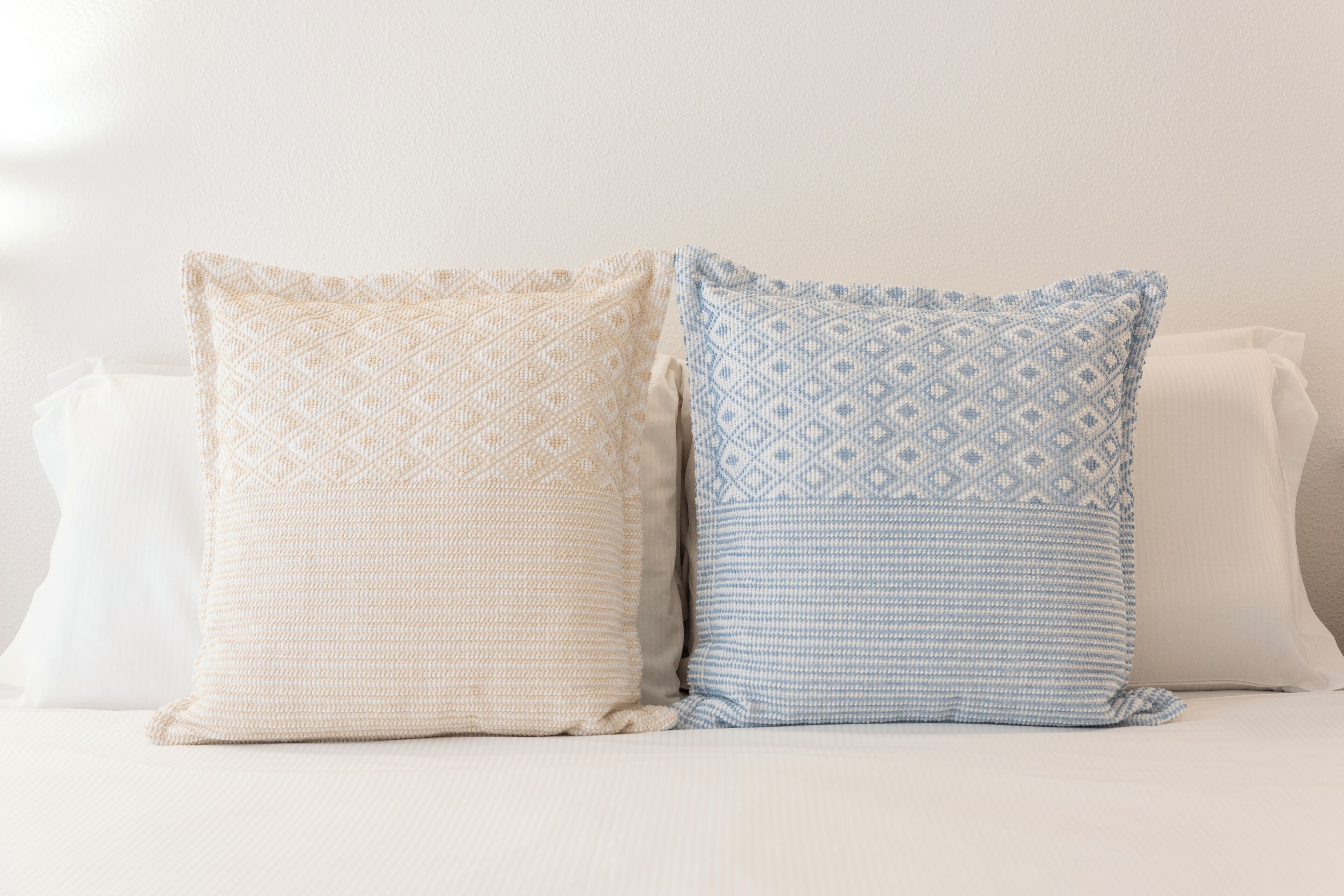 Dos almohadas sobre un sofá blanco.