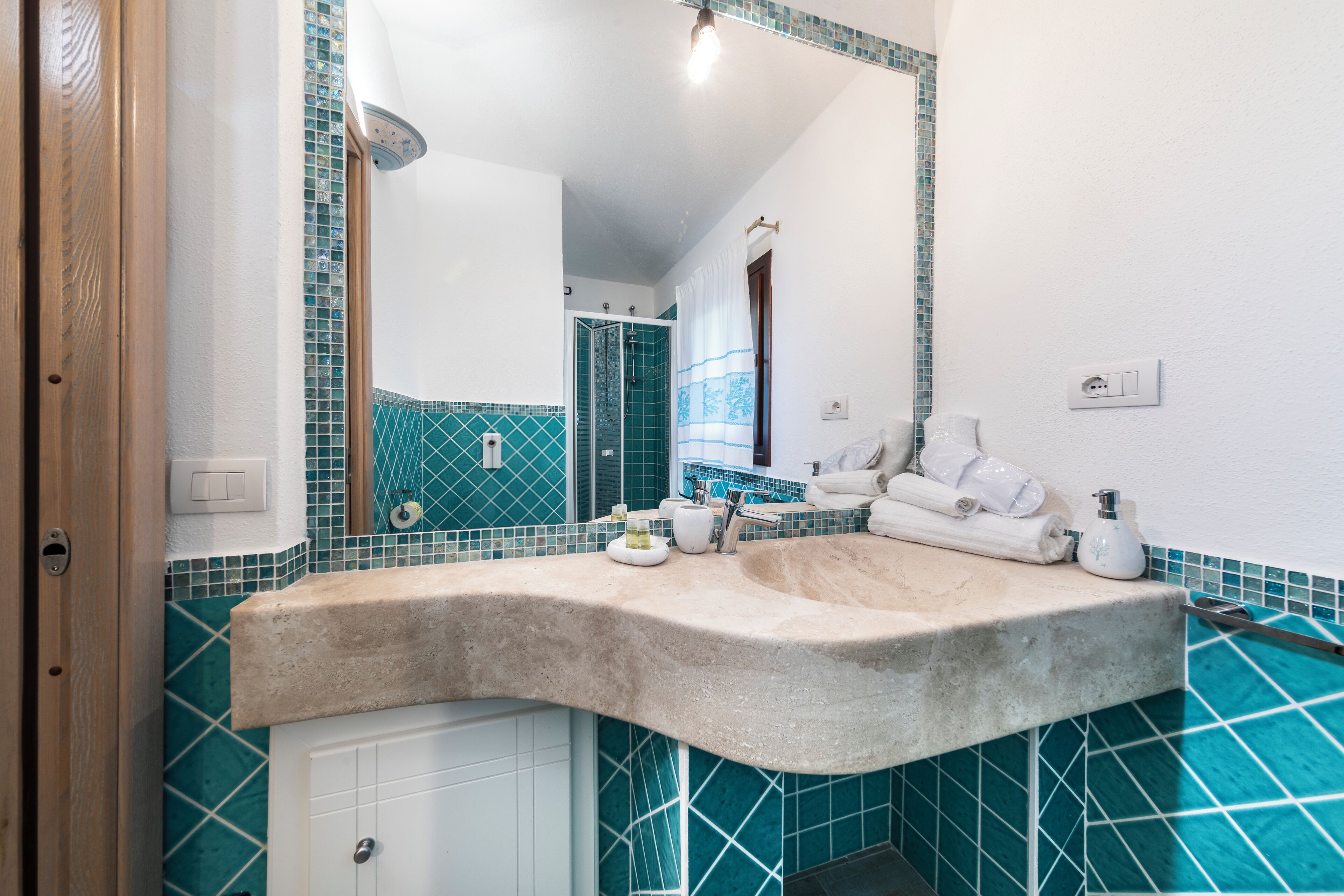 Ferienhaus, Terrasse, Gartenblick | Badezimmer | Hausschuhe